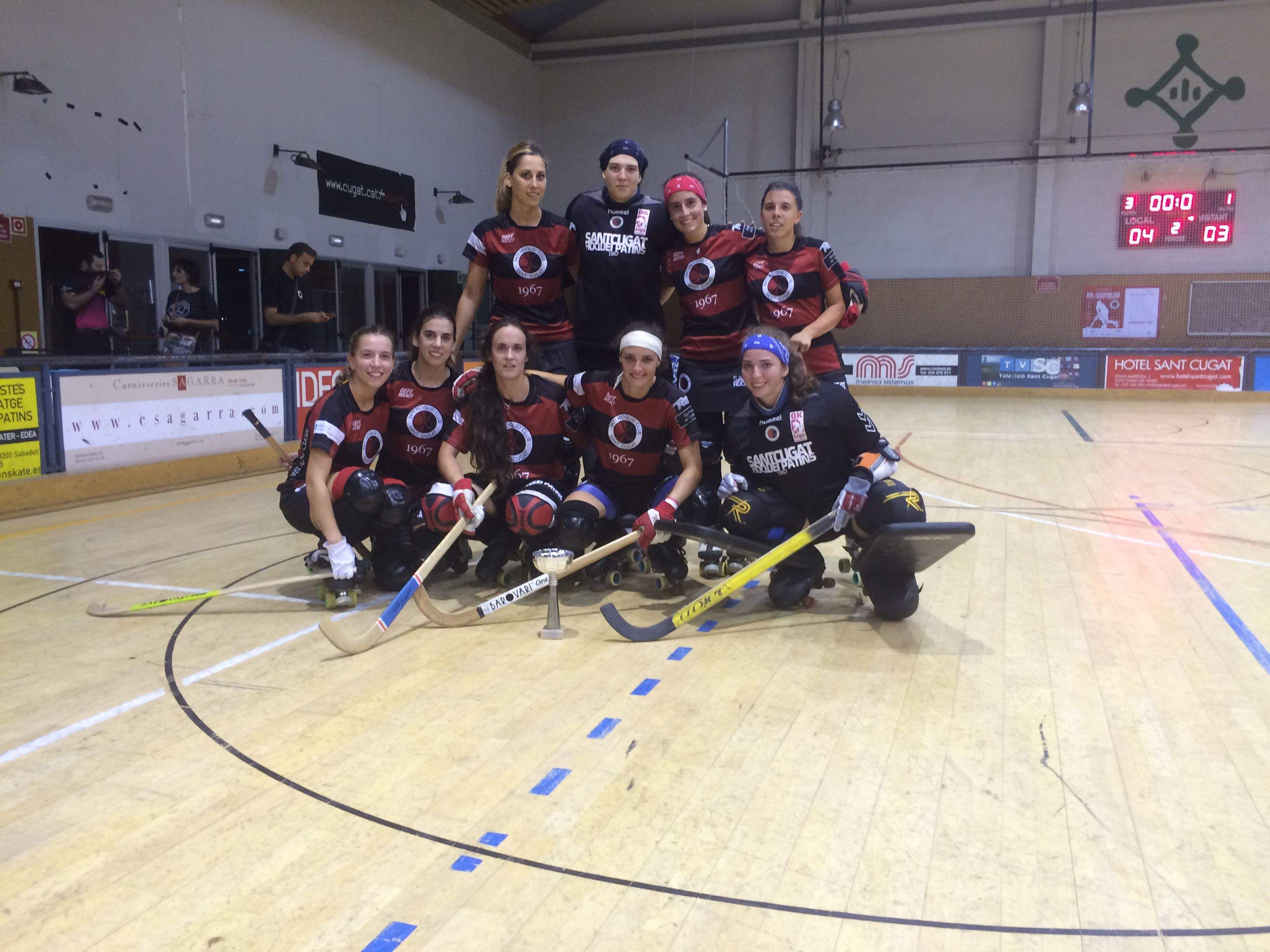 El PHC Sant Cugat femení amb el trofeu de campió de la 10a Copa Monestir. FOTO: Àlex López Puig El PHC Sant Cugat femení amb el trofeu de campió de la 10a Copa Monestir. FOTO: Àlex López Puig