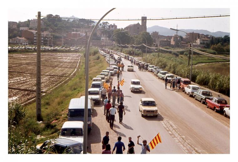 la carretera que uneix cornella i sant boi va servir de parquing per als assistents