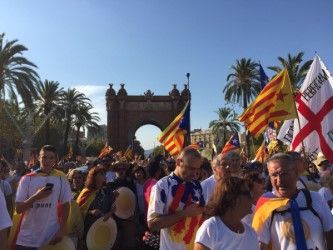 Els santcugatencs s'han manifestat a l'entorn de l'Arc de Triomf FOTO: Mireia Puente