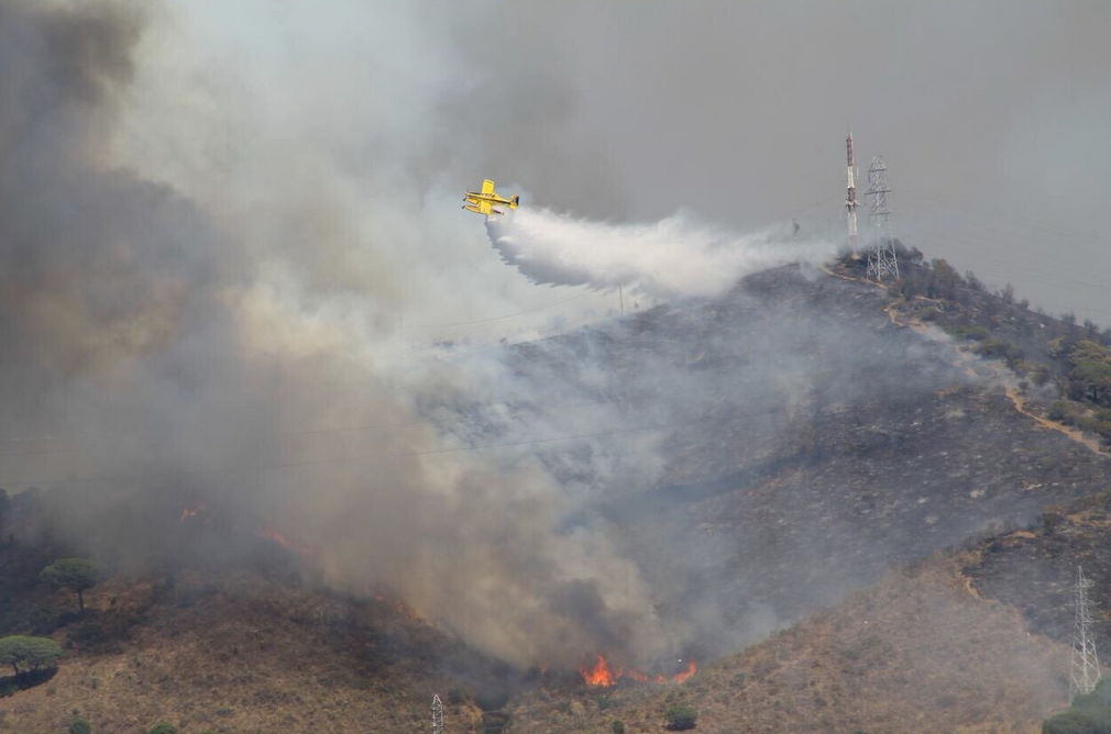 Imatge de les tasques d'extinció de l'incendi FOTO: @Daniela_Loayza 