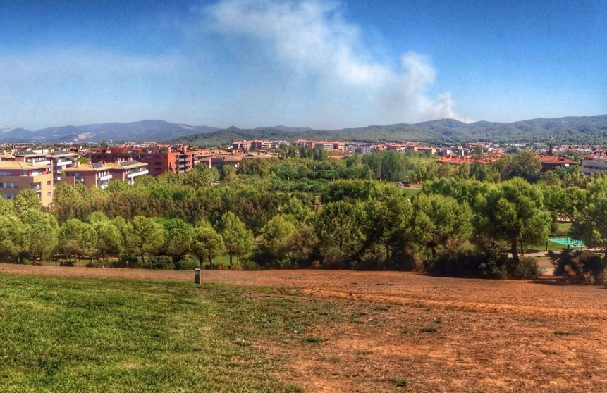 El fum de l'incendi es veu des de diferents punts de Sant Cugat, com Can Mates FOTO: Artur Ribera