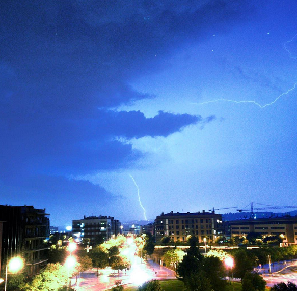 Nit de llamps a Sant Cugat FOTO: Instagram: Oriol Boix Nit de llamps a Sant Cugat FOTO: Instagram: Oriol Boix