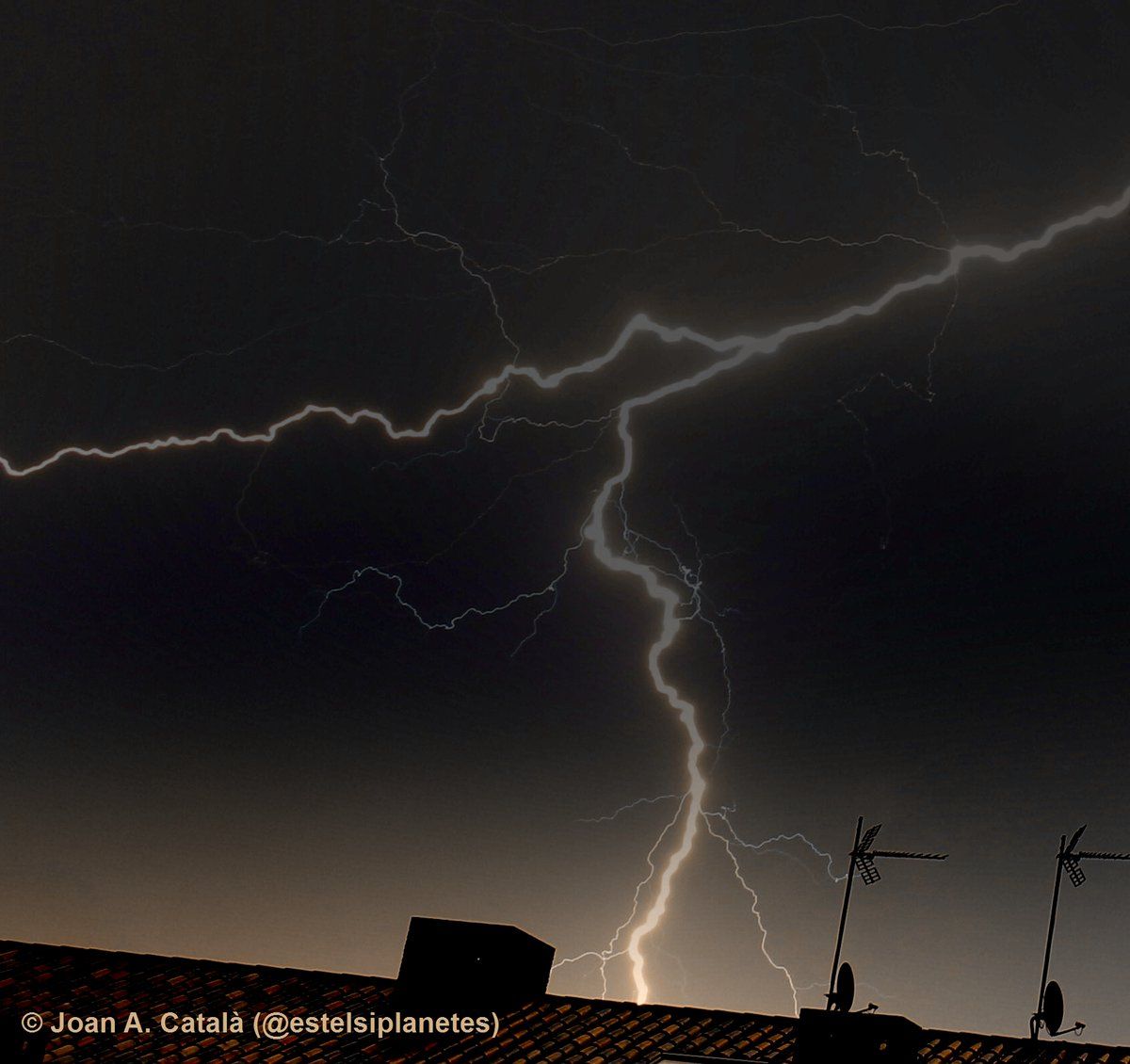 Un llamp impacte a Sant Cugat FOTO: Joan Anton Català / Twitter: @estelsiplanetes Un llamp impacte a Sant Cugat FOTO: Joan Anton Català / Twitter: @estelsiplanetes