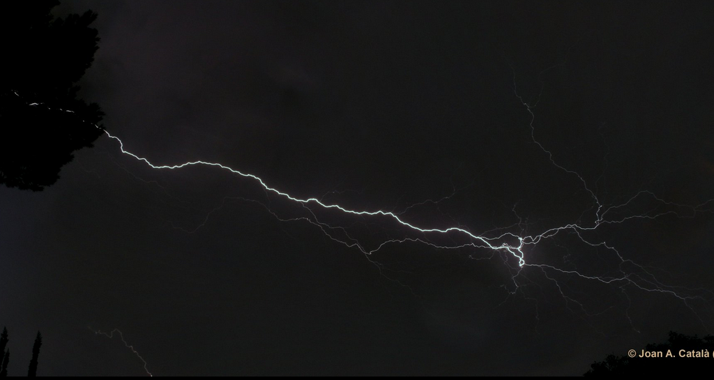 Tempesta elèctrica aquest 23 de setembre a Sant Cugat FOTO: Joan Anton Català / Twitter: @estelsiplanetes Tempesta elèctrica aquest 23 de setembre a Sant Cugat FOTO: Joan Anton Català / Twitter: @estelsiplanetes