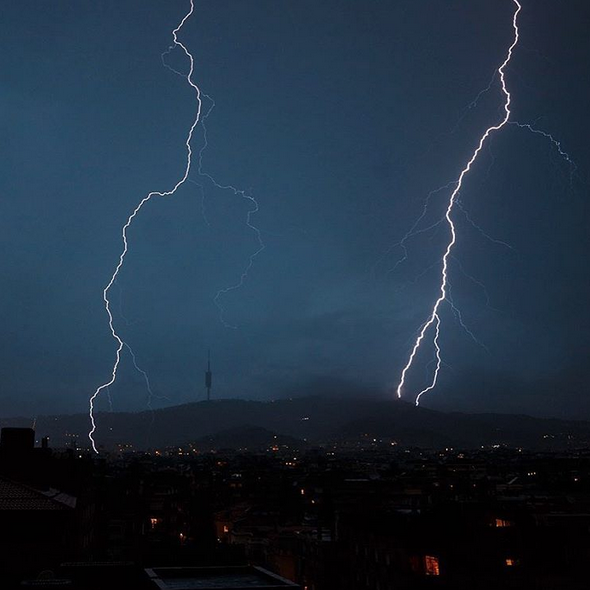 Llamps sobre Collserola FOTO: Instagram: marc_a_soriano Llamps sobre Collserola FOTO: Instagram: marc_a_soriano