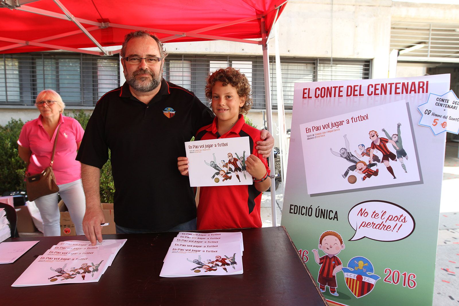Miquel Garcia, coautor del conte del centenari, a l'esquerre de la imatge. FOTO: Haidy Blanch