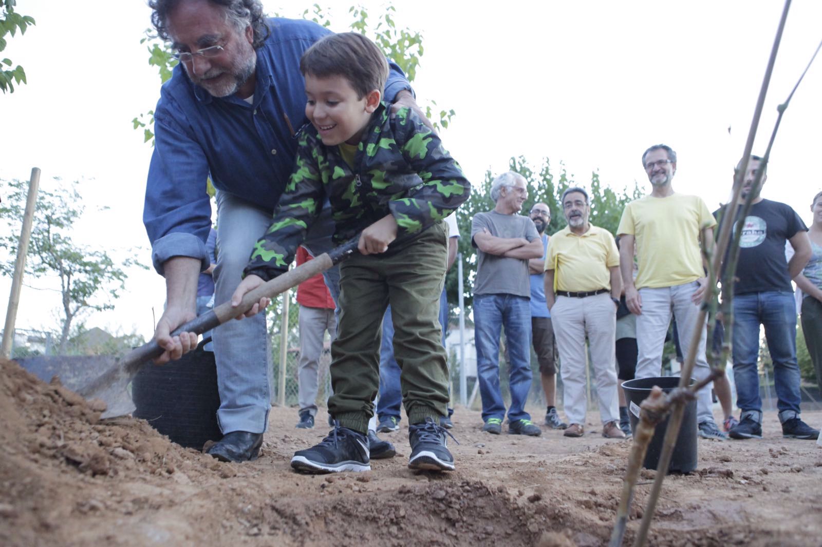 L'hort comunitari de Mira-sol ja és una realitat FOTO: Artur Ribera L'hort comunitari de Mira-sol ja és una realitat FOTO: Artur Ribera