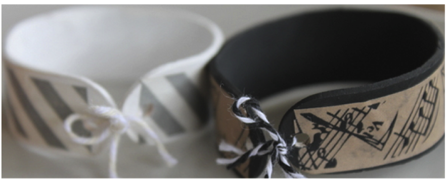 Pulsera amb paper decorat. FOTO: Cedida Pulsera amb paper decorat. FOTO: Cedida