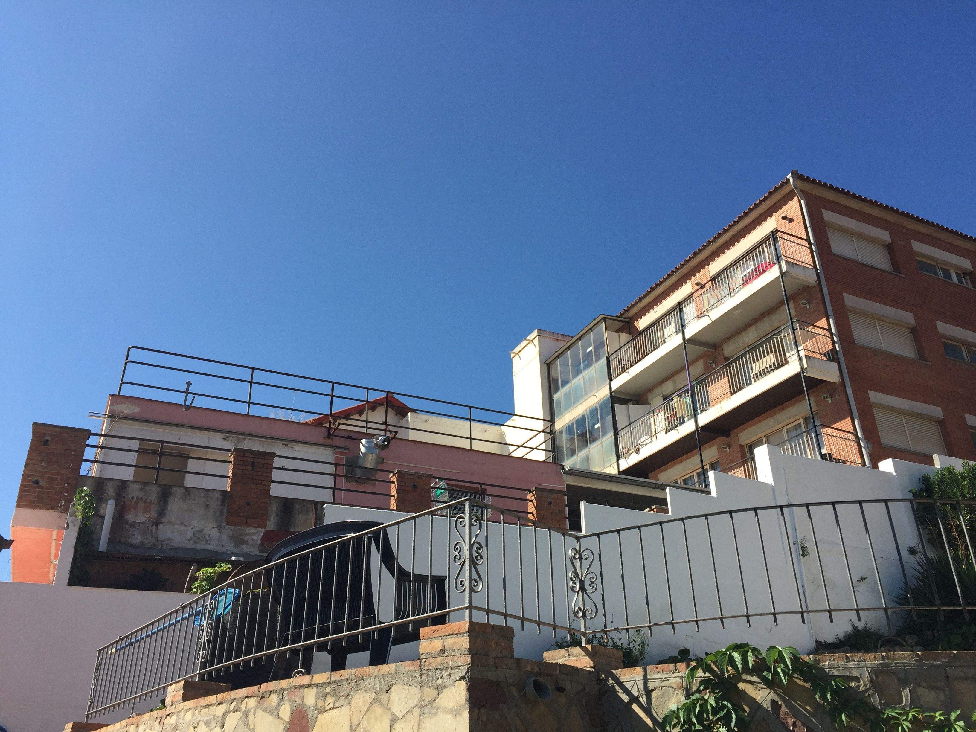 L'edifici, que abans era una residència per la gent gran, fa més de tres anys que està ocupat FOTO: Bernat Bella L'edifici, que abans era una residència per la gent gran, fa més de tres anys que està ocupat FOTO: Bernat Bella