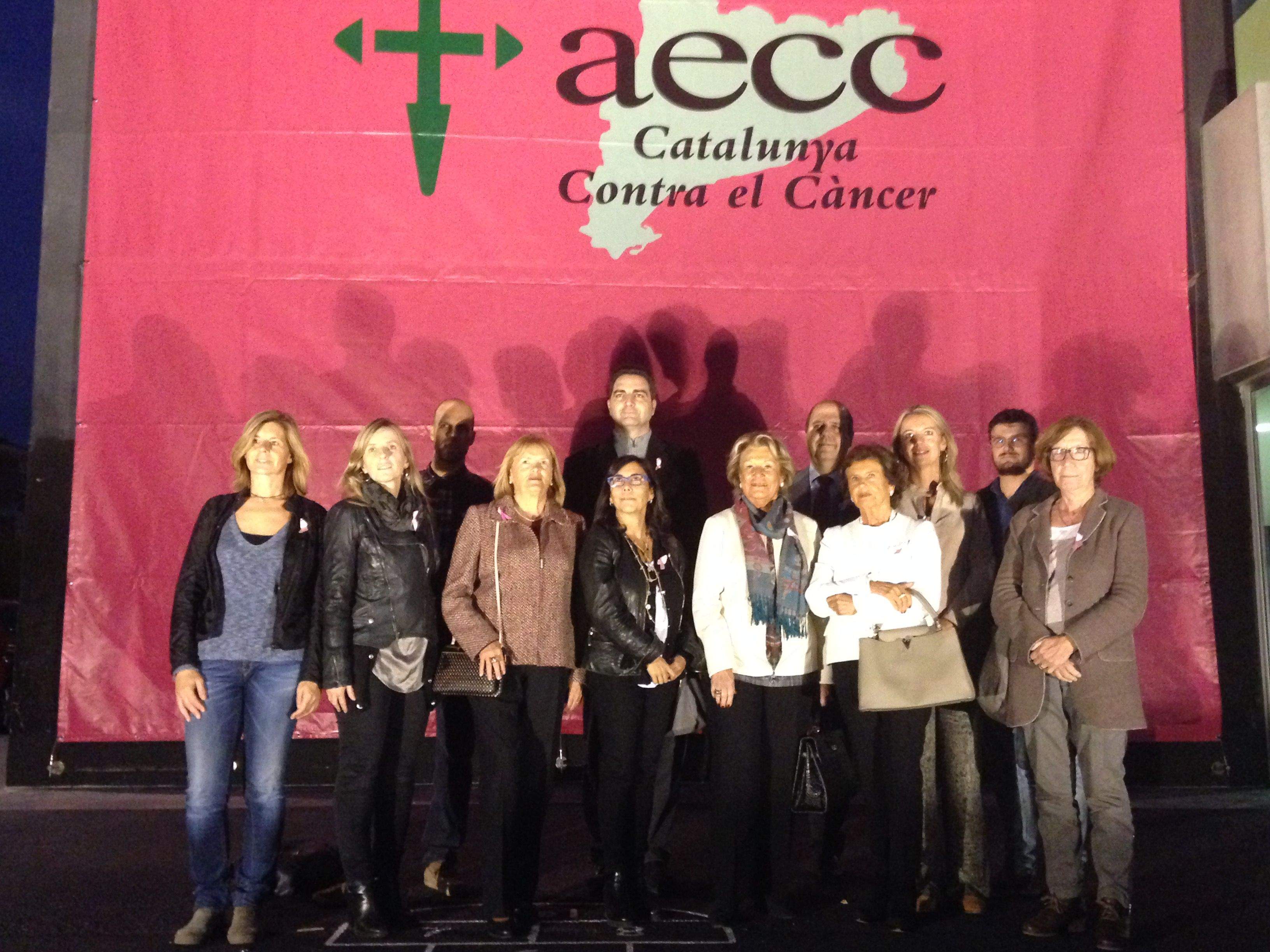 Membres del consistori i de la delegació local de l'Associació Espanyola Contra el Càncer aquest dimecres FOTO: C. Caballé