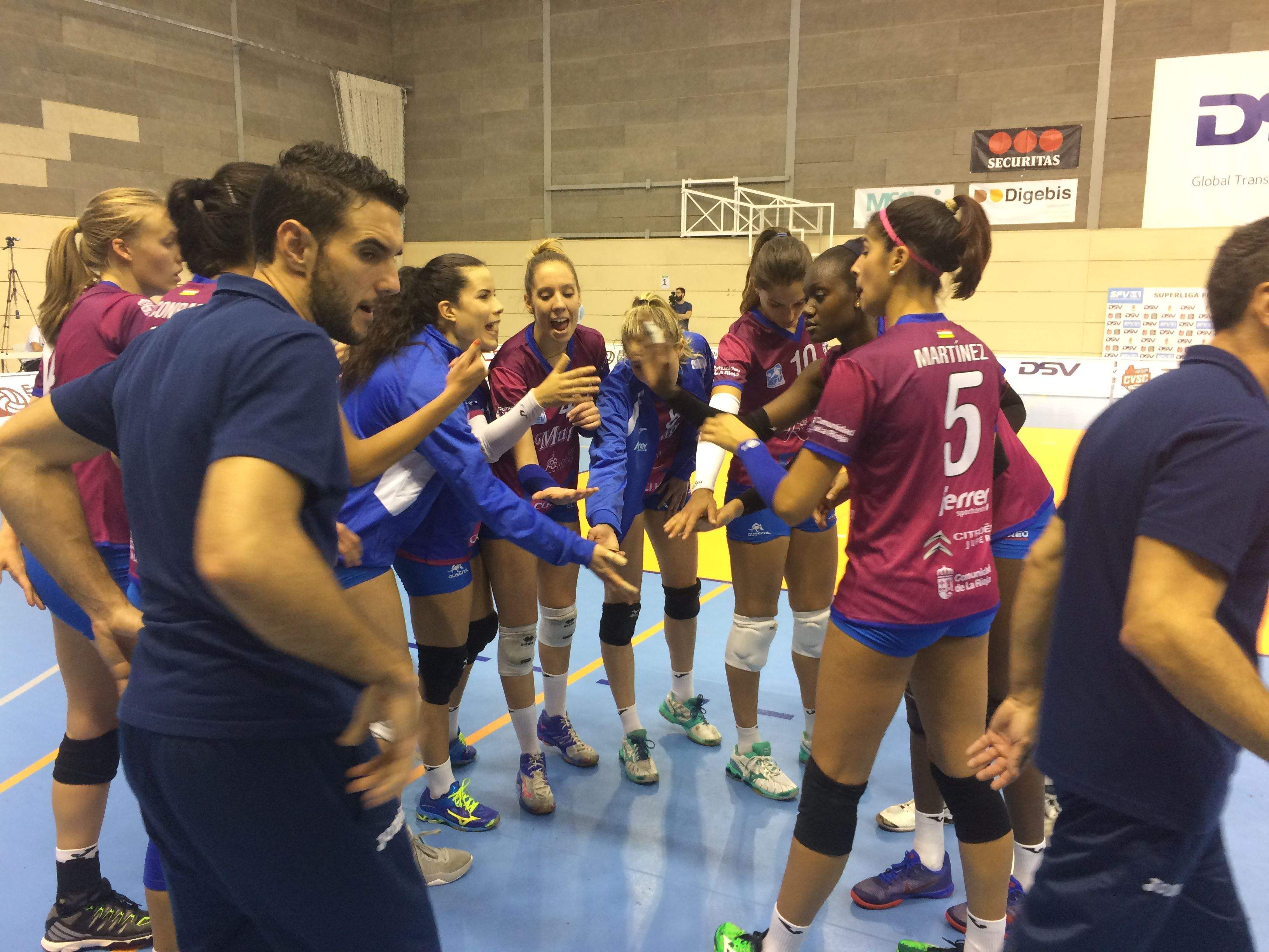 La santcugatenca i exjugadora del DSV CV sant Cugat, Raquel Brun, al fons de la imatge. FOTO: À. L. P.