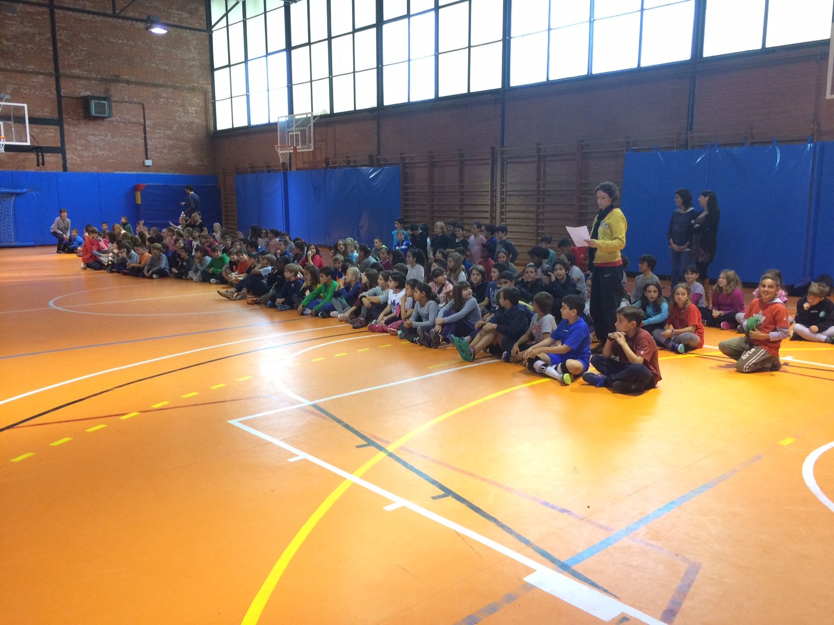 Els alumnes de 4t, 5è i 6è de Primària de l'escola Catalunya han assistit a la xerrada. FOTO: À. L. P. Els alumnes de 4t, 5è i 6è de Primària de l'escola Catalunya han assistit a la xerrada. FOTO: À. L. P.