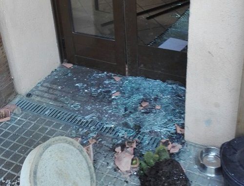 Els lladres s'han emportat la caixa després de rebentar la porta  FOTO: Cedida
