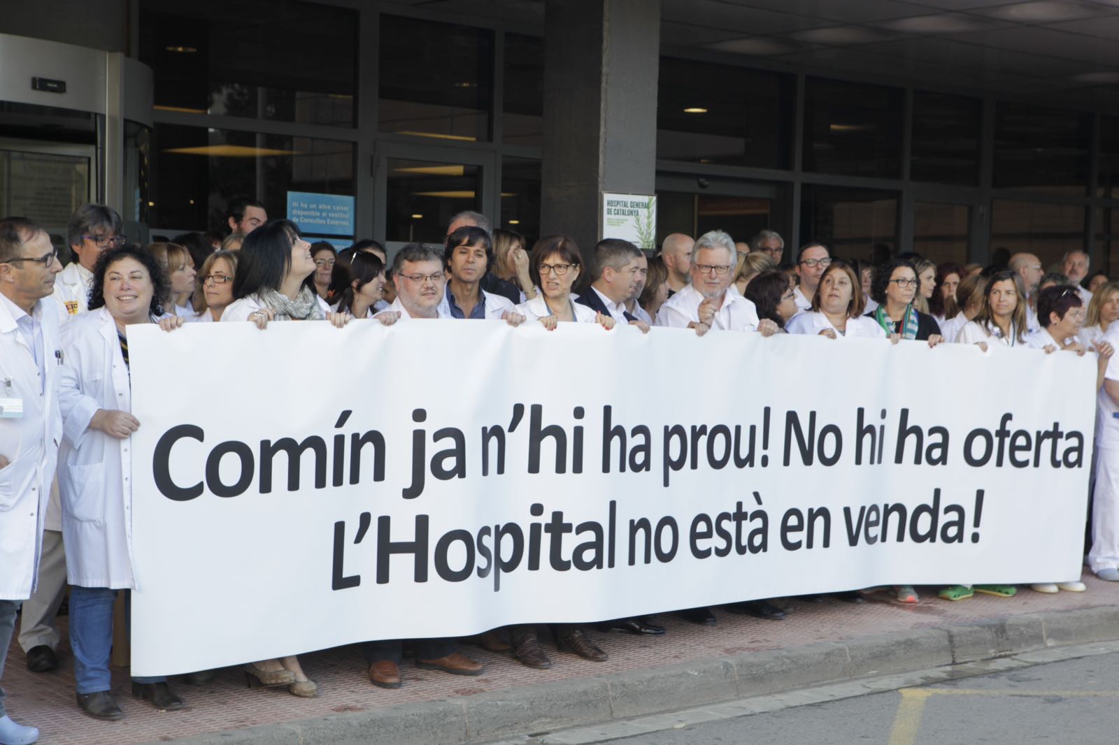 Manifestació de treballadors de l'Hospital General on afirmen que "l'hospital no està en venda" FOTO: Artur Ribera