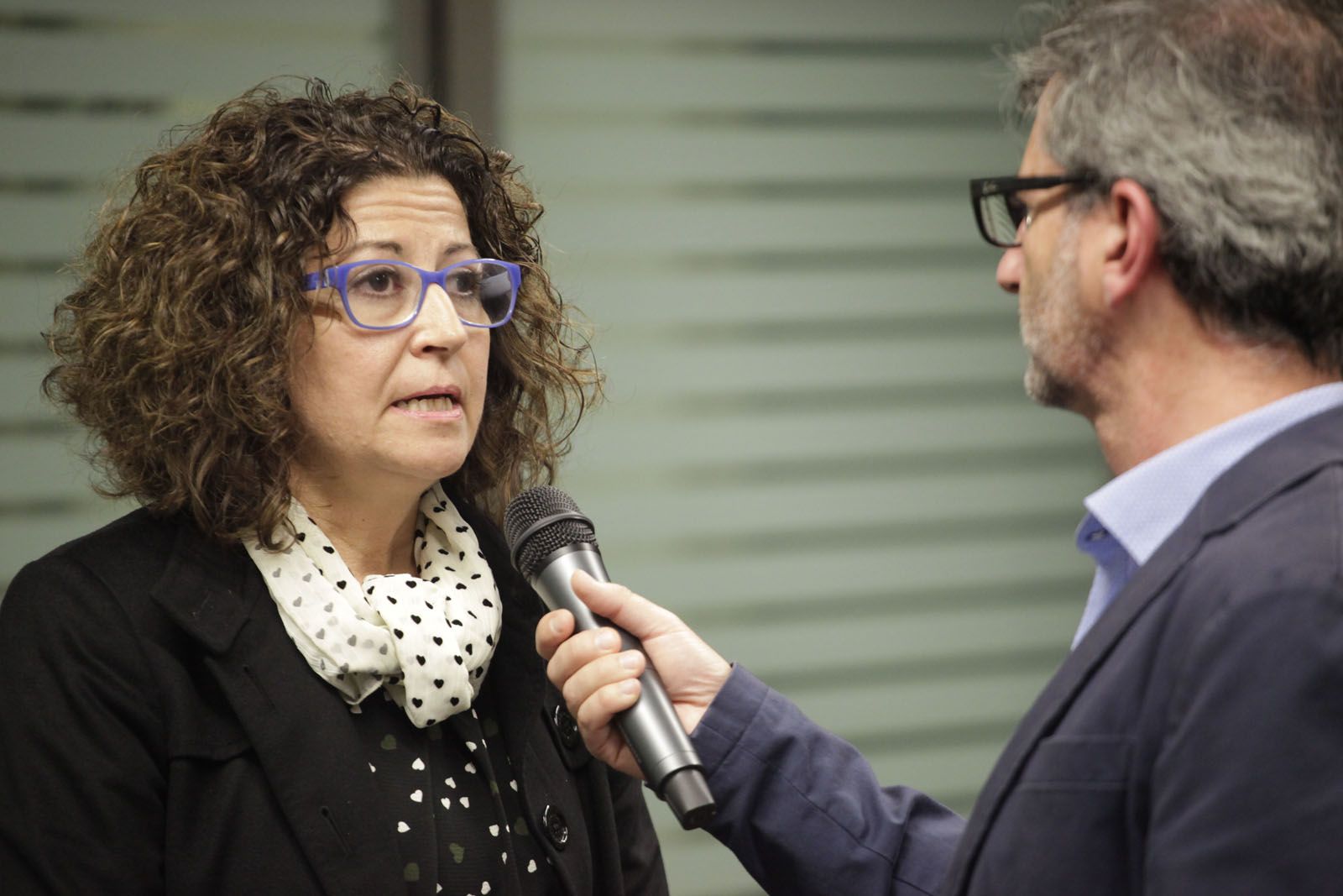 Montse Soler de Sorea explicant com facilitar el pagament de la companyia d'aigua FOTO: Artur Ribera