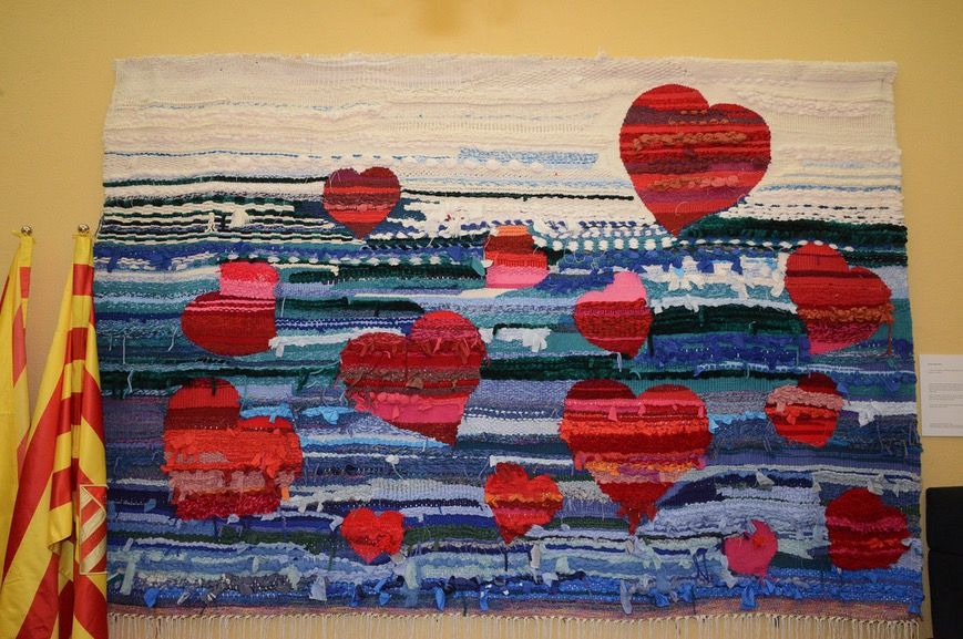 El tapís realitzat per les intengrants d'Explica'm teixint que ara presideix l'antiga sala de plens FOTO: Localpres El tapís realitzat per les intengrants d'Explica'm teixint que ara presideix l'antiga sala de plens FOTO: Localpres