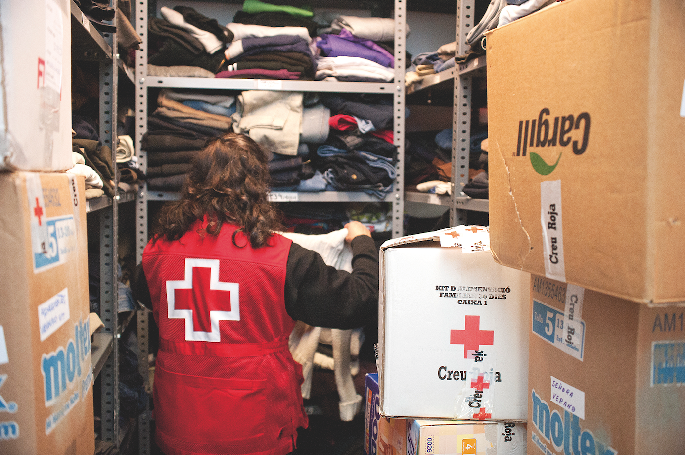  El banc de roba de la Creu Roja proveeix de roba grups amb extrema vulnerabilitat FOTO: Amanda Bernal