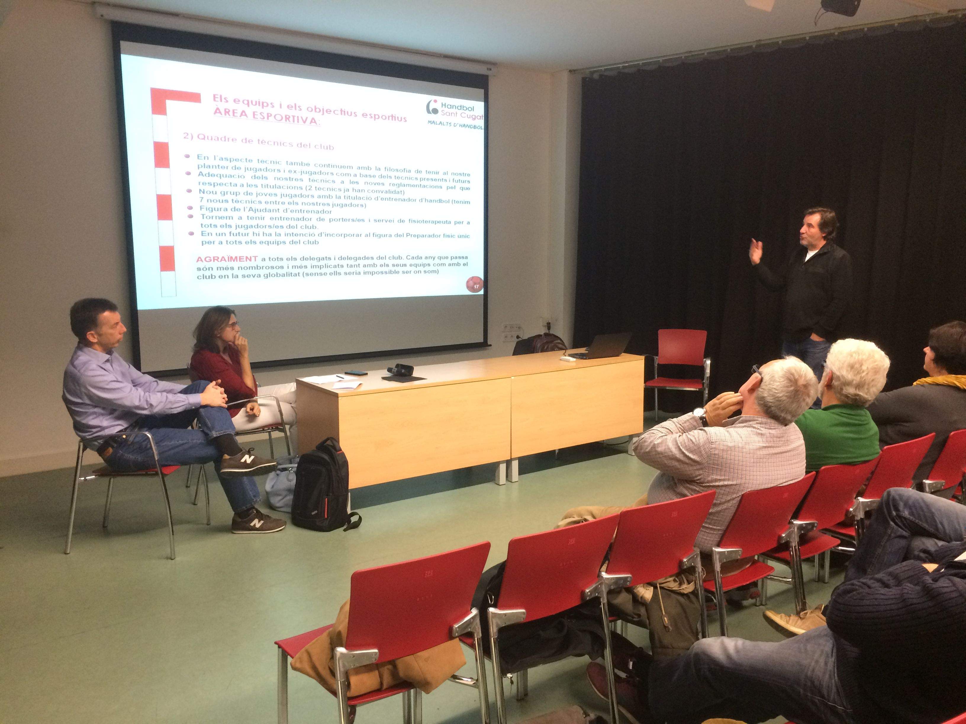 Joan Sancho, director tècnic esportiu del CH Sant Cugat, a l'assemblea. FOTO: À. L. P.