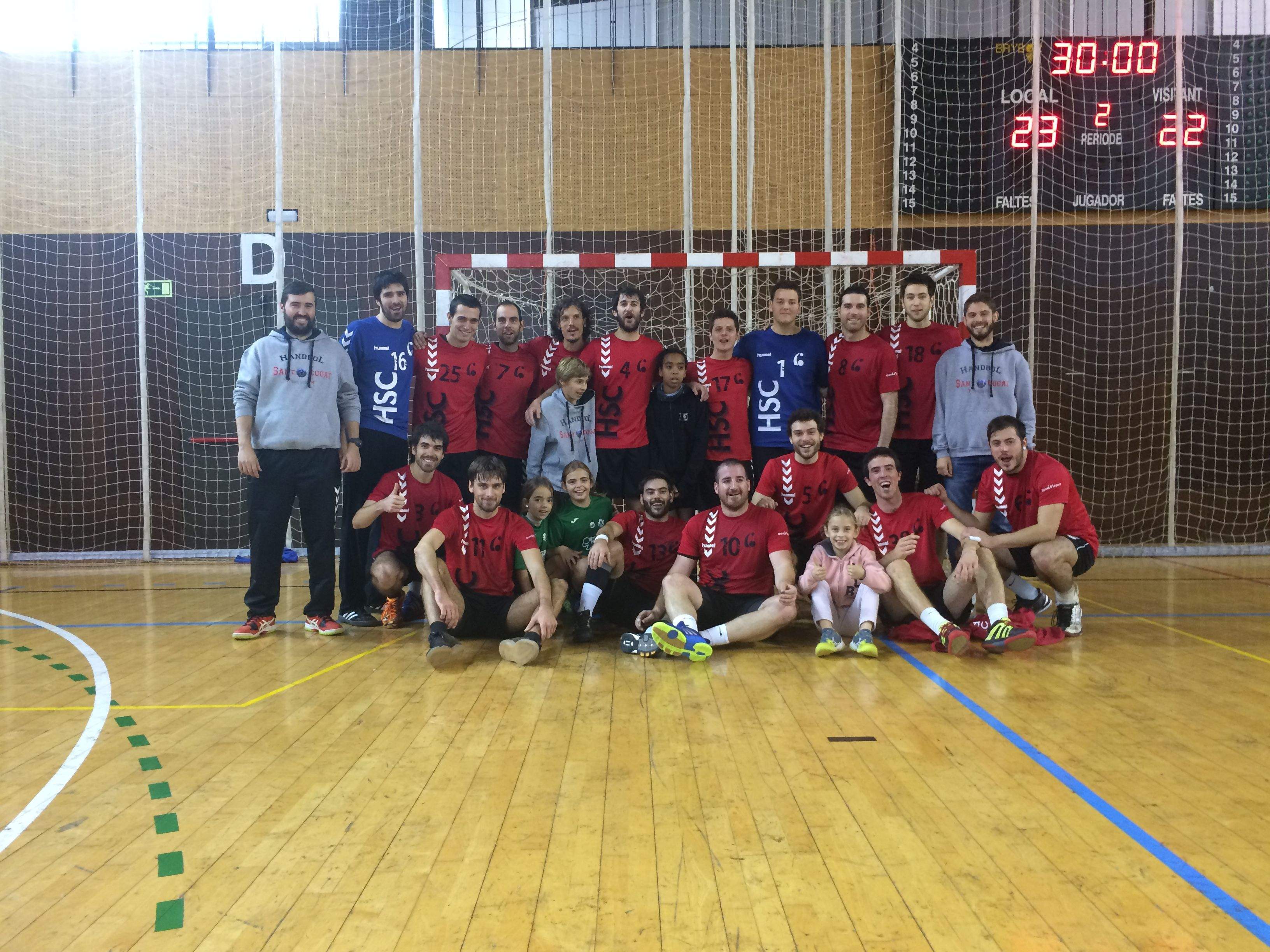 Els jugadors del CH Sant Cugat amb un equip d'handbol de l'escola Santa Isabel despr&eacute;s de guanyar el partit. FOTO: &Agrave;. L. P.