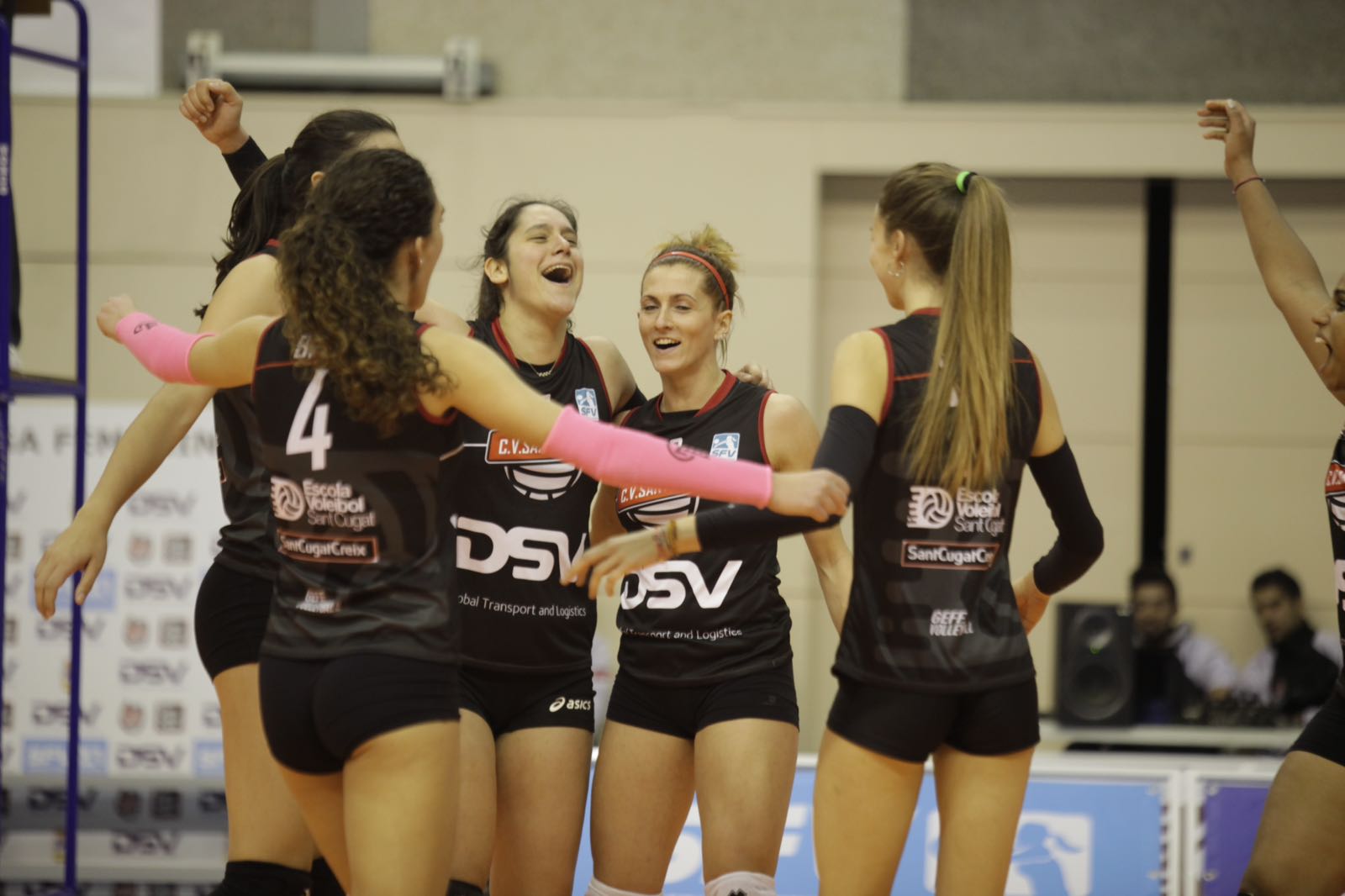 Sara Julián, la primera jugadora de cara a l'esquerre de la imatge, va ser MVP contra l'Extremadura Arroyo 30. FOTO: Artur Ribera Sara Julián, la primera jugadora de cara a l'esquerre de la imatge, va ser MVP contra l'Extremadura Arroyo 30. FOTO: Artur Ribera