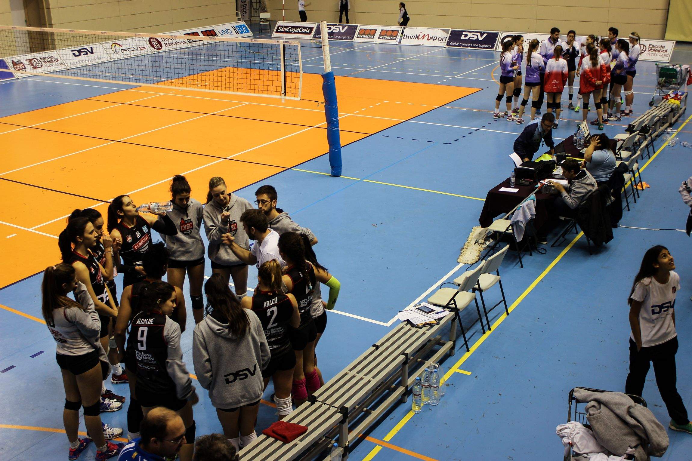 Rafa Ruiz donant instruccions a les seves jugadores. FOTO: Ale Gómez