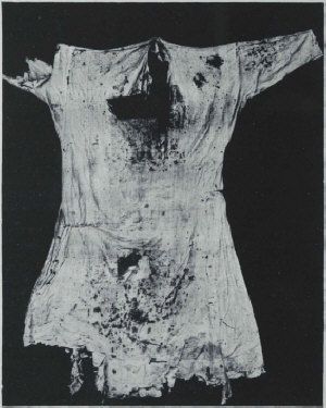 Alba de l'abat Biure que duia a la missa del gall en que fou assassinat FOTO: Pedra i sang / Fotografia presa de "L'alba de l'abat Biure", de Joaquim Folch i Torres