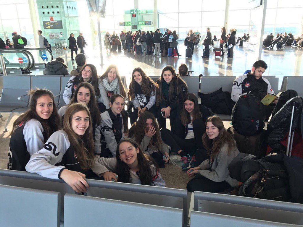 L'equip infantil A del DSV CV Sant Cugat, abans d'agafar l'avió per marxar a Mòdena. FOTO: @VoleiSantCugat
