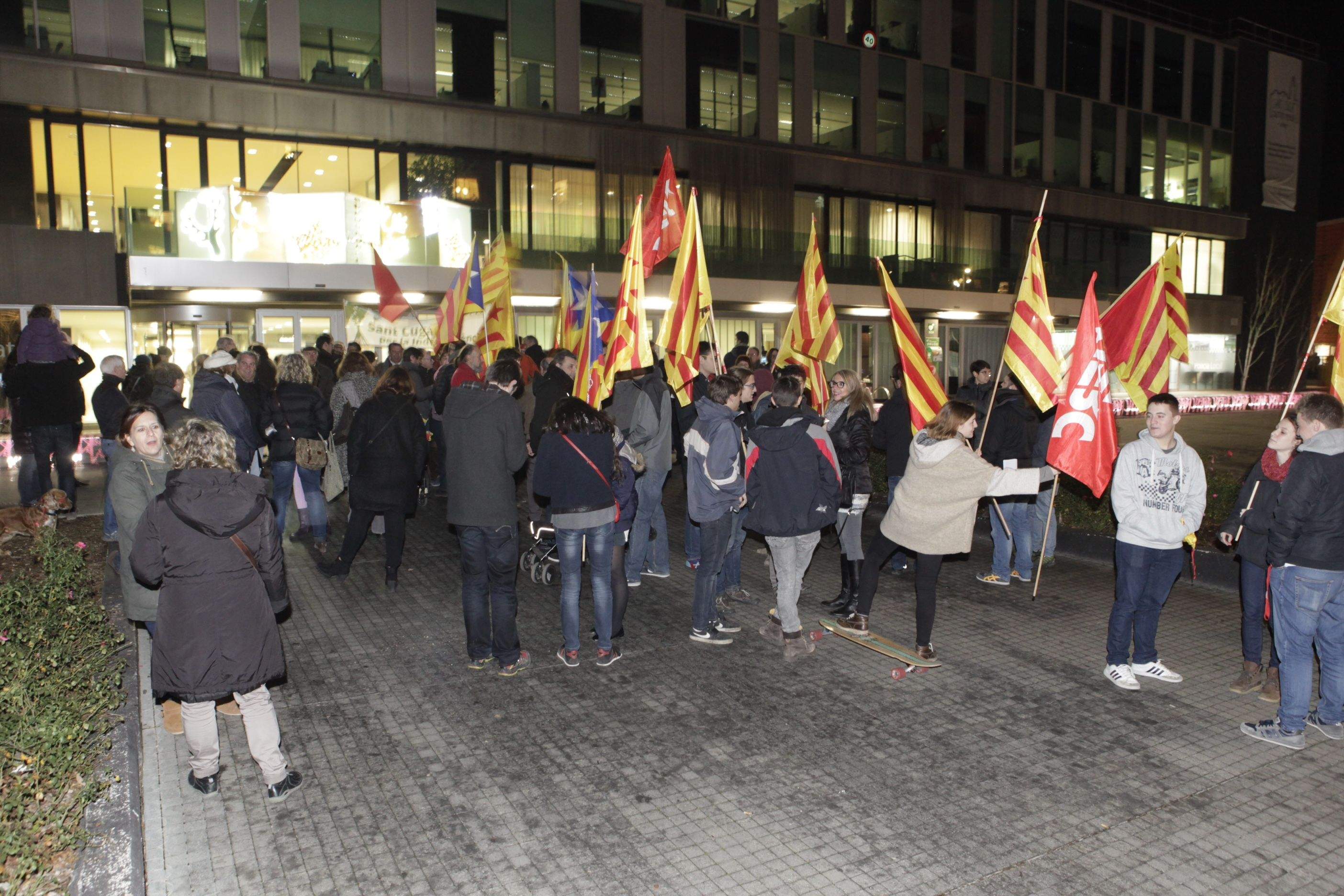 Concentració independentista a la plaça de la vila de Sant Cugat FOTO: Artur Ribera