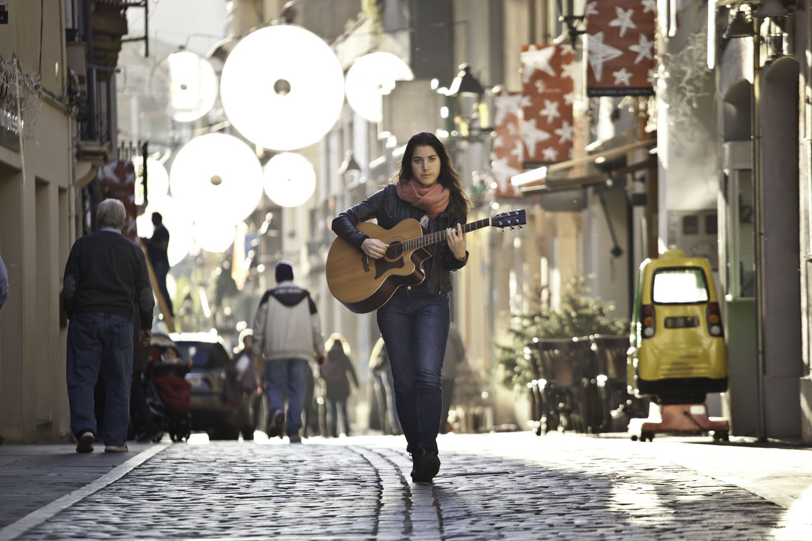Toca al carrer i dona classes de música  FOTO: Artur Ribera