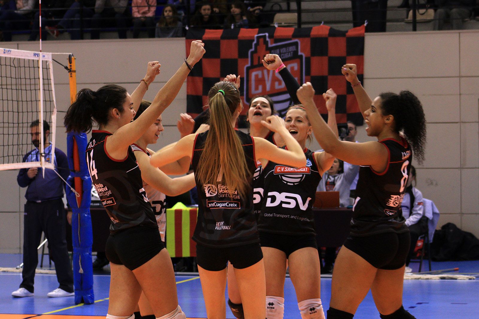 Les santcugatenques han guanyat el primer i tercer set FOTO: Lali Álvarez Les santcugatenques han guanyat el primer i tercer set FOTO: Lali Álvarez