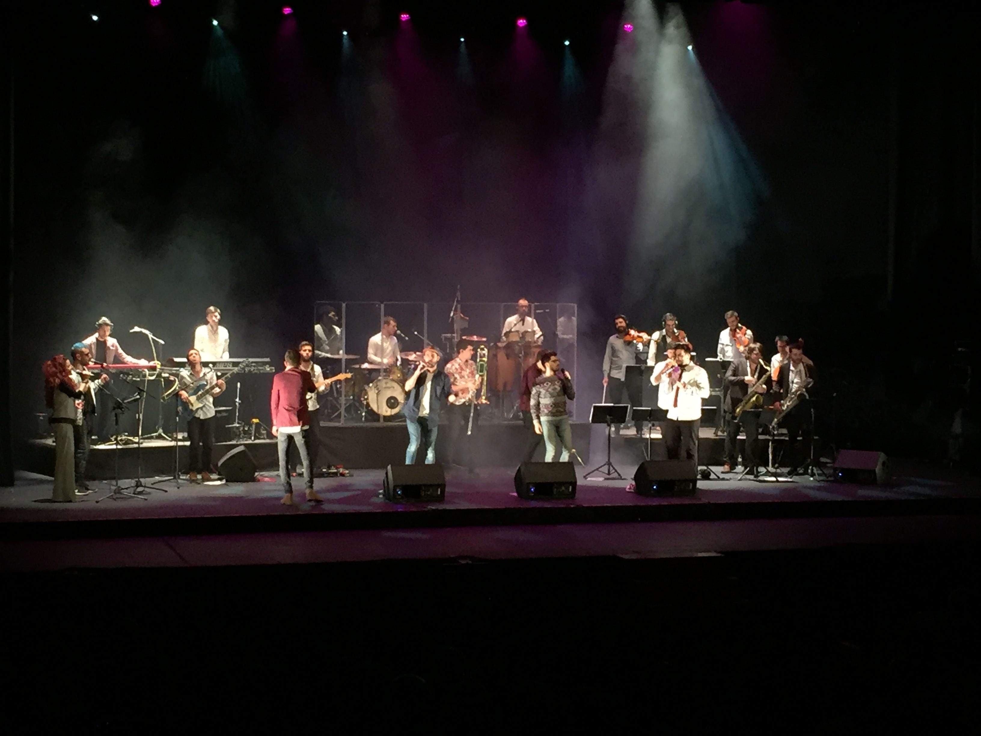 Una trentena de persones a l'escenari FOTO: C.C.