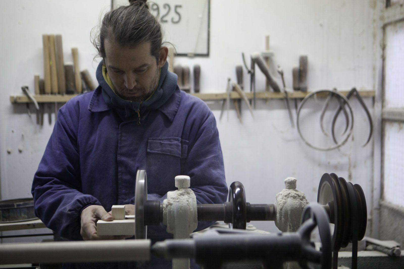 Marc Castelló té el taller a Mira-sol  FOTO: Artur Ribera