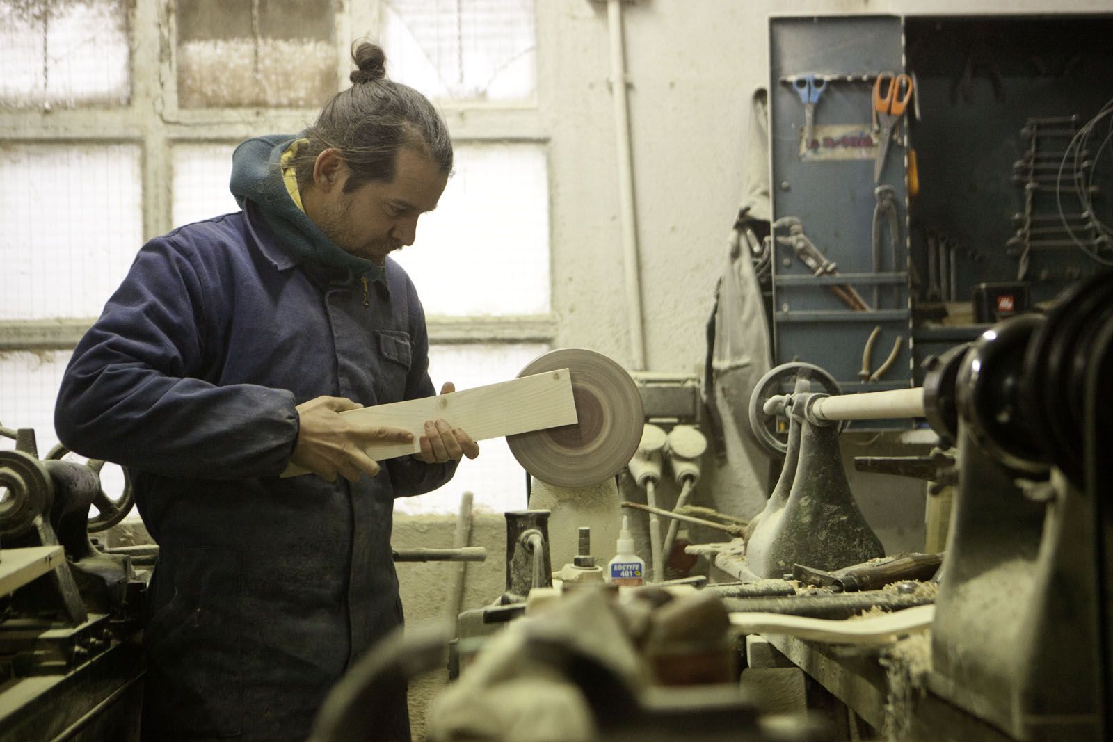 Al seu taller fa les joguines FOTO: Artur Ribera