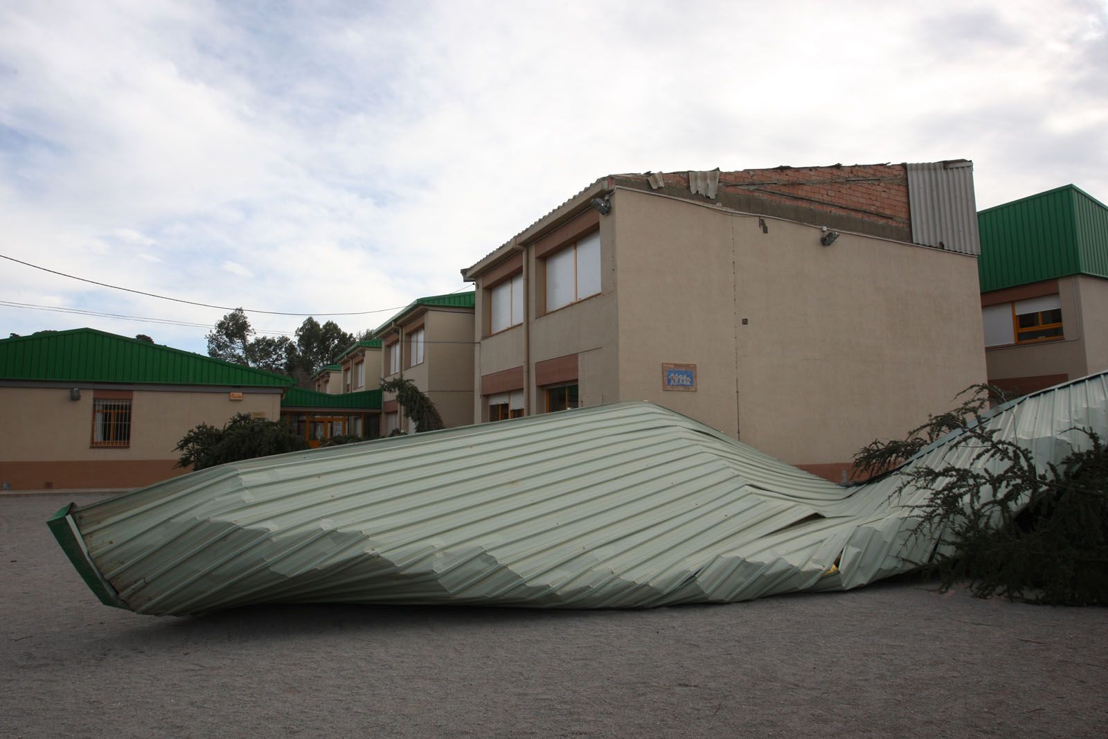 Part de la teulada del Ferran i Clua va caure FOTO: Lluís Llebot