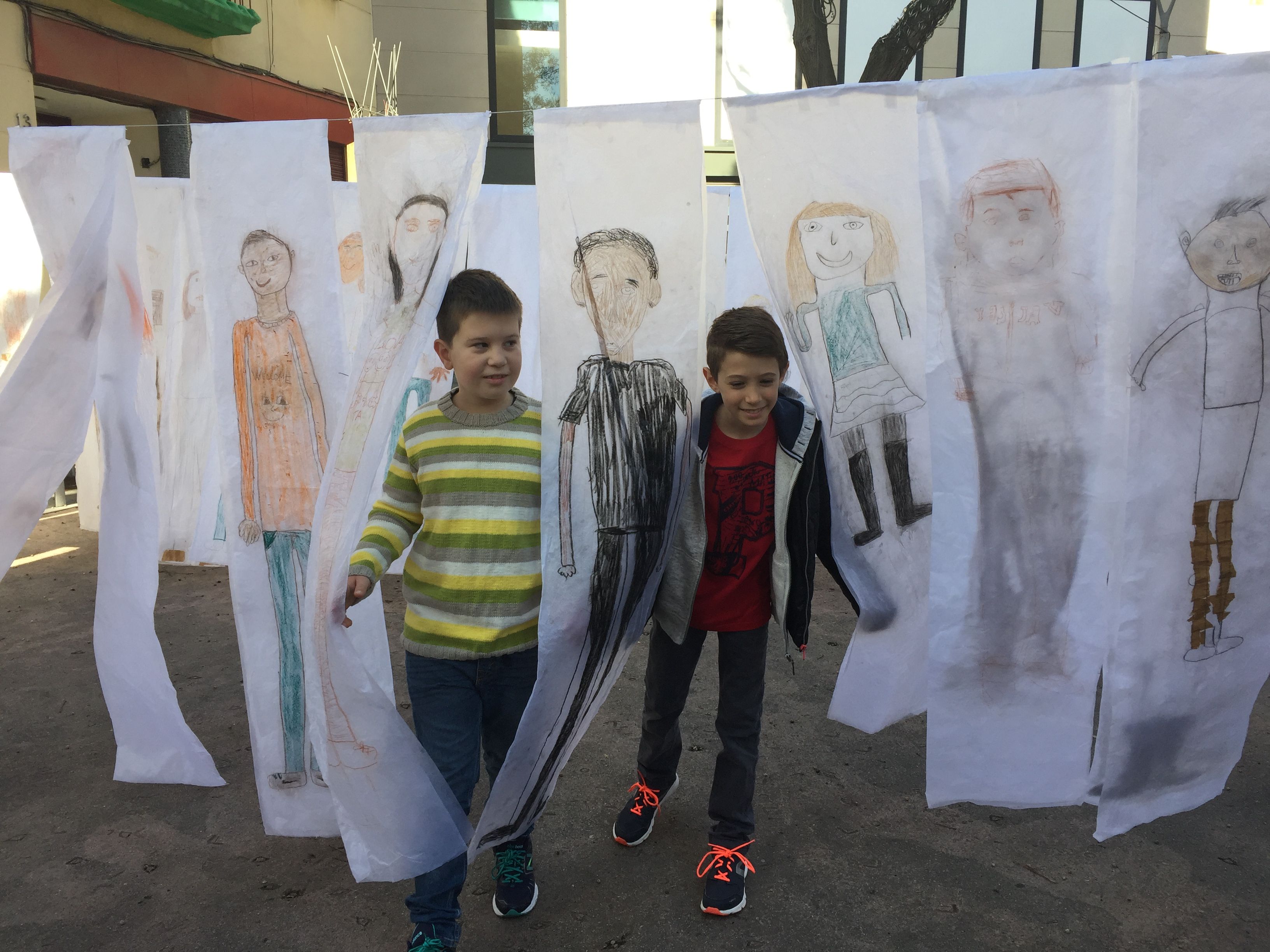 Uns nens demostrant la fragilitat que els agradaria que tinguessin les fronteres FOTO: Mireia Puente 