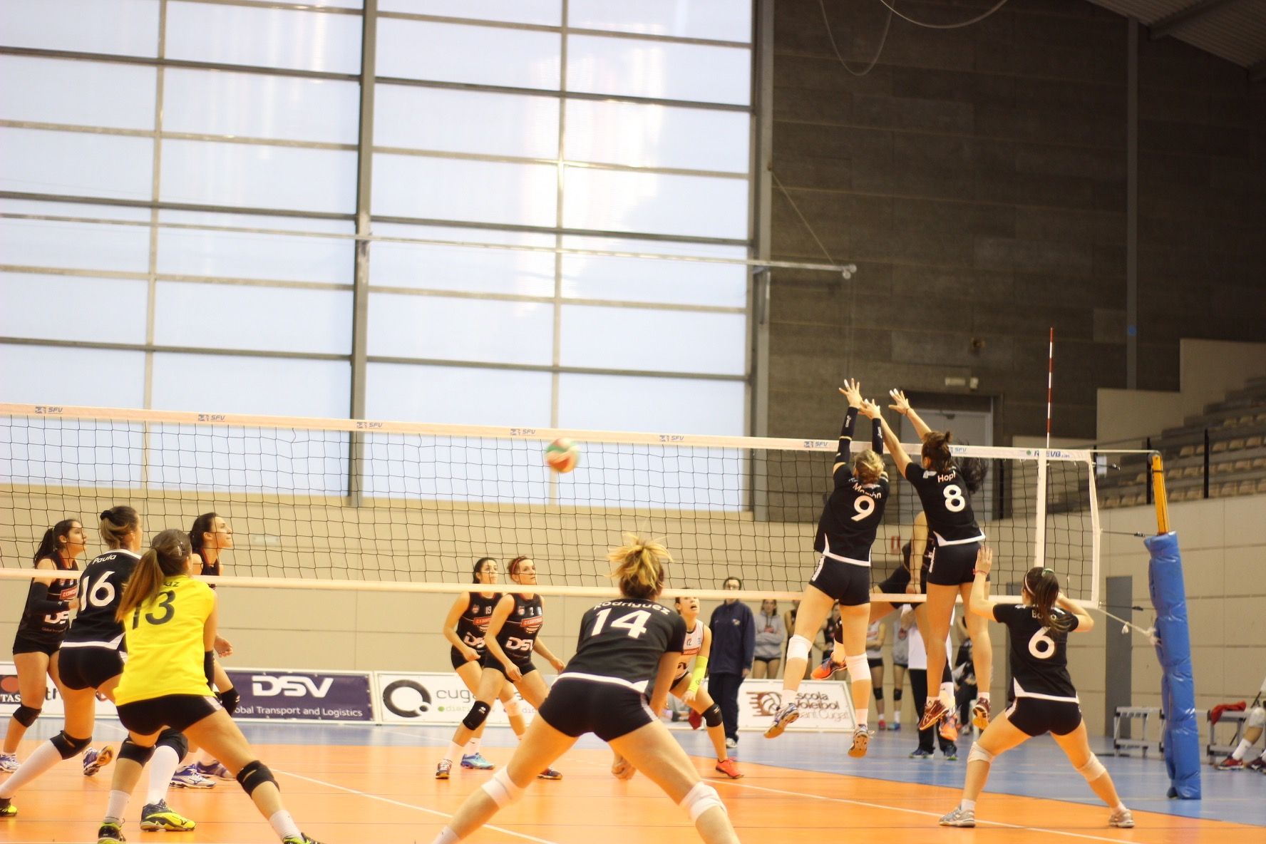 Una jugada del partit DSV CV Sant Cugat contra VP Madrid FOTO: Ále Gómez Una jugada del partit DSV CV Sant Cugat contra VP Madrid FOTO: Ále Gómez