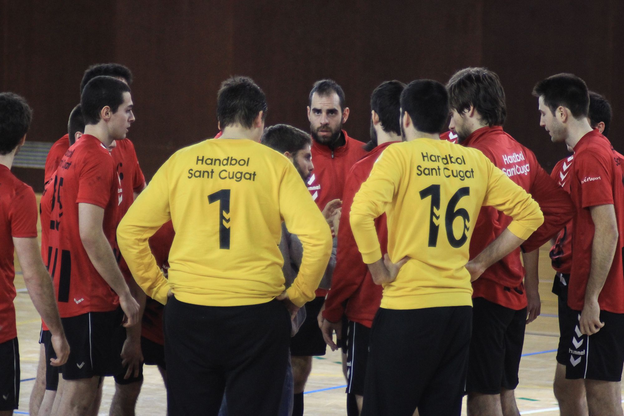 El segon entrenador del Club Handbol Sant Cugat, Quique Cruz, donant instruccions als seus jugadors. FOTO: Ale G&oacute;mez