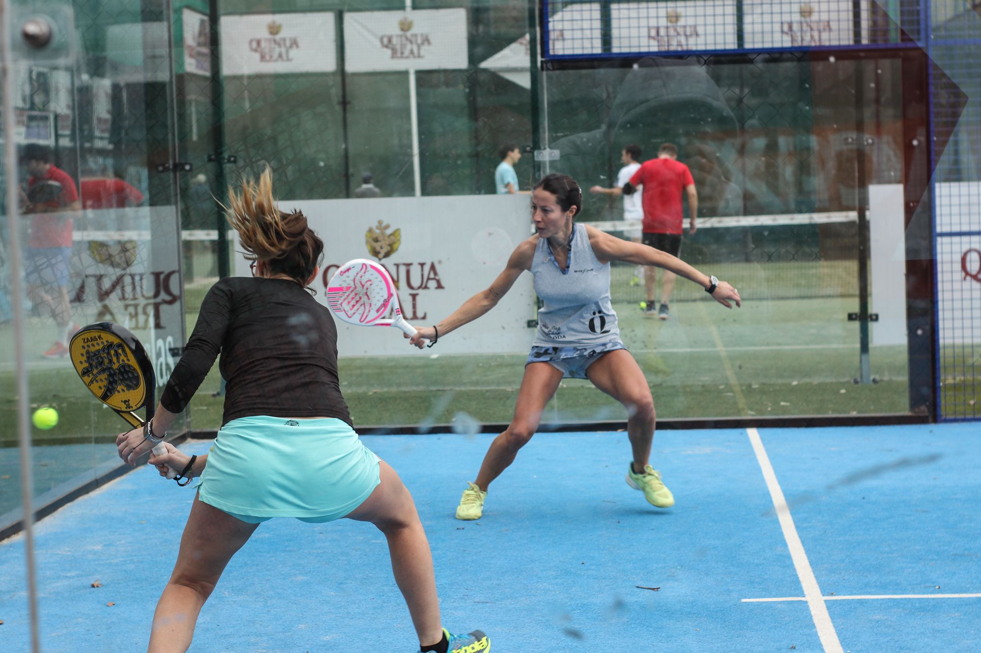 Noelia Márquez, a l'esquerre de la imatge, i Núria Rivas, en una acció del partit. FOTO: Ale Gómez Noelia Márquez, a l'esquerre de la imatge, i Núria Rivas, en una acció del partit. FOTO: Ale Gómez