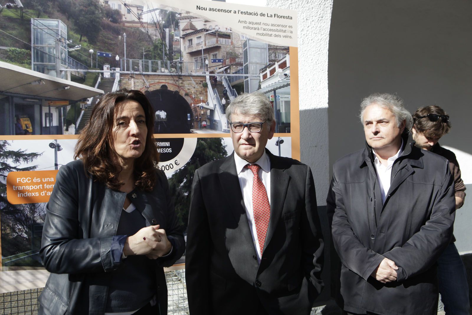 L'alcaldessa Mercè Conesa i, a la dreta del tot, el president de FGC, Enric Ticó FOTO: Artur Ribera