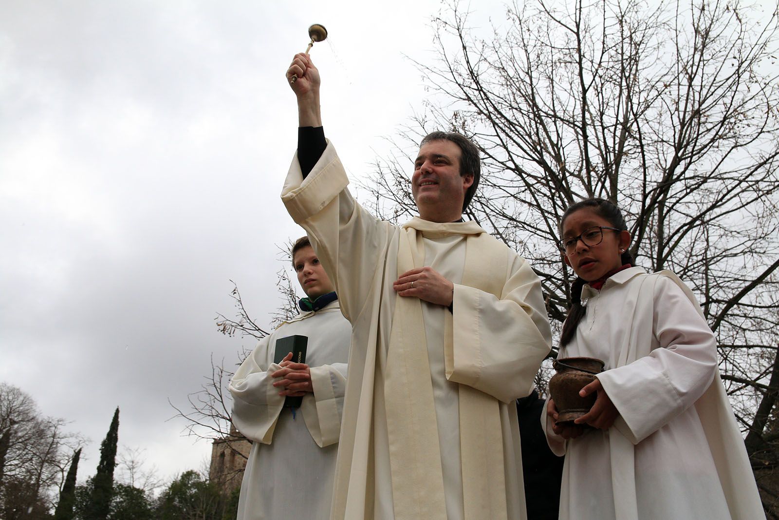 El capellà fent les benediccions FOTO: Lali ÁLvarez