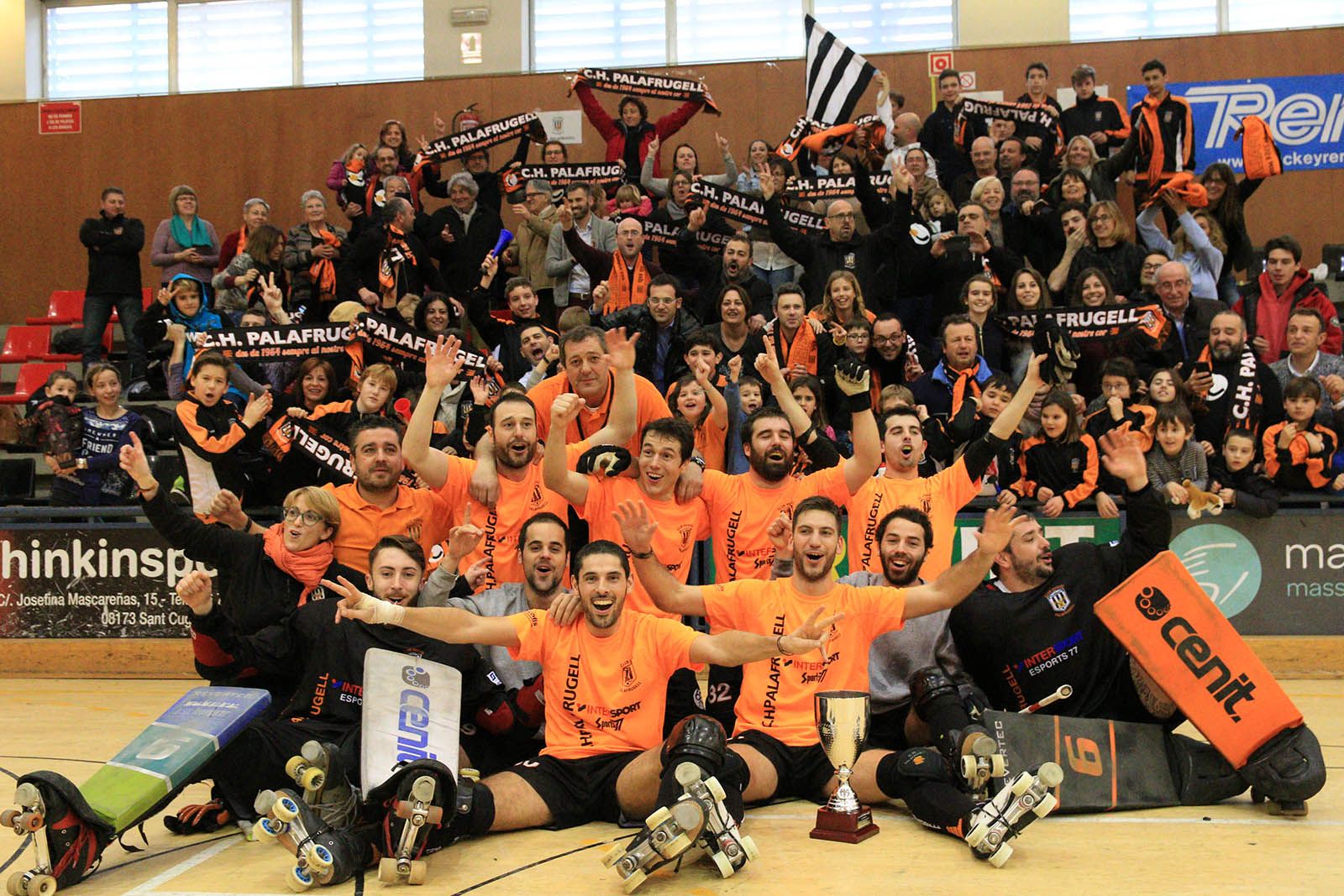 El CH Palafrugell celebrant el t&iacute;tol de campi&oacute; de la Copa de la Princesa. FOTO: Lali &Aacute;lvarez
