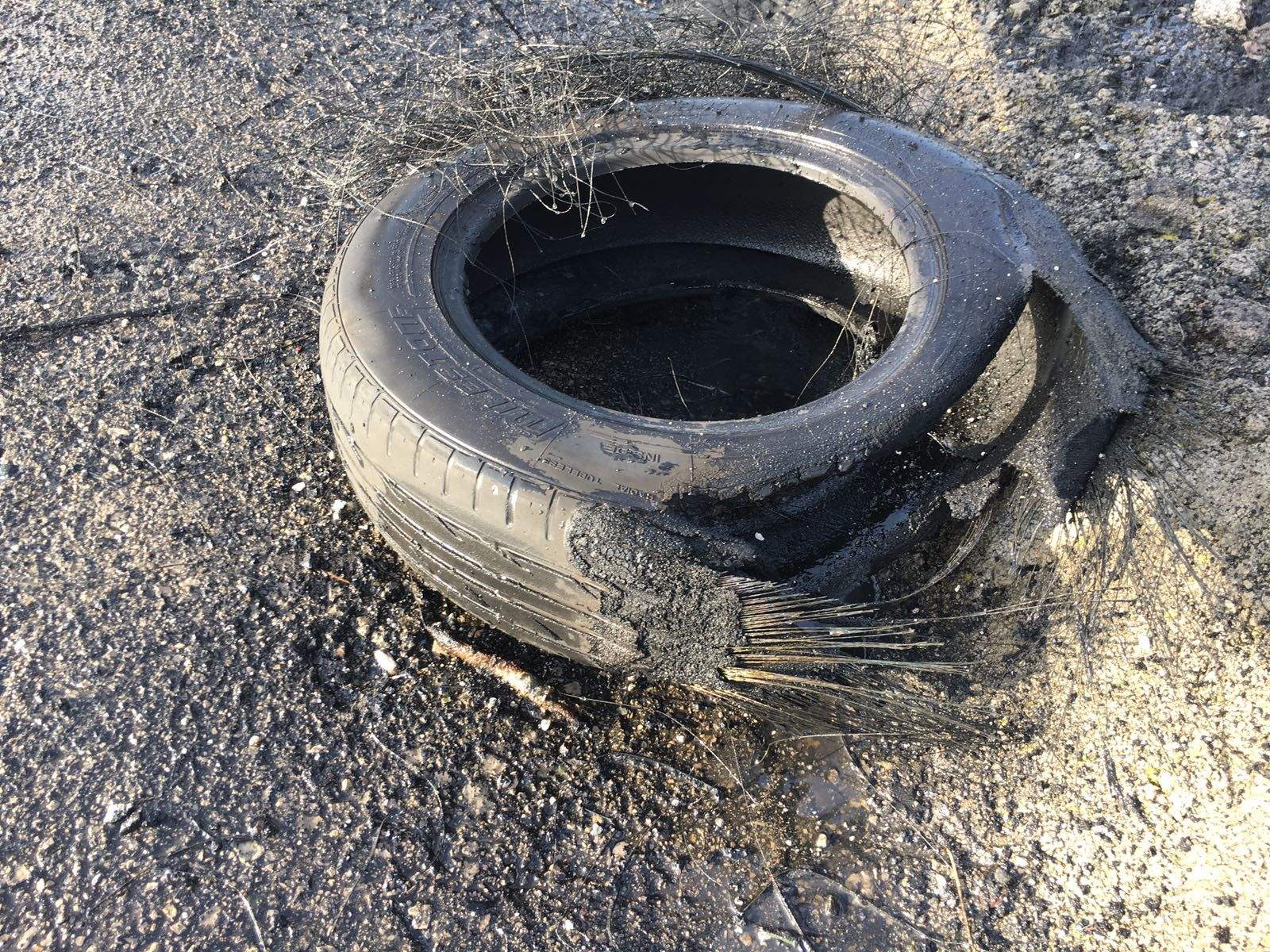 Un dels neumàtics cremats FOTO: Jordi Tardós Un dels neumàtics cremats FOTO: Jordi Tardós