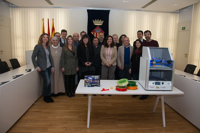 Els directors dels onze centres públics de Sant Cugat amb representants polítics FOTO: Localpres