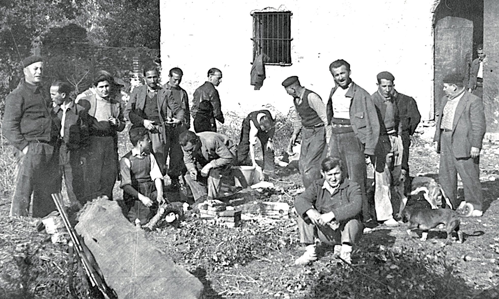 Un grup de caçadors l’any 1944  FOTO: Arxiu