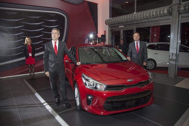 D'esquerra a dreta; Ricard Clols i Emilio Herrera descobrint el nou Kia Rio. FOTO: Localpres