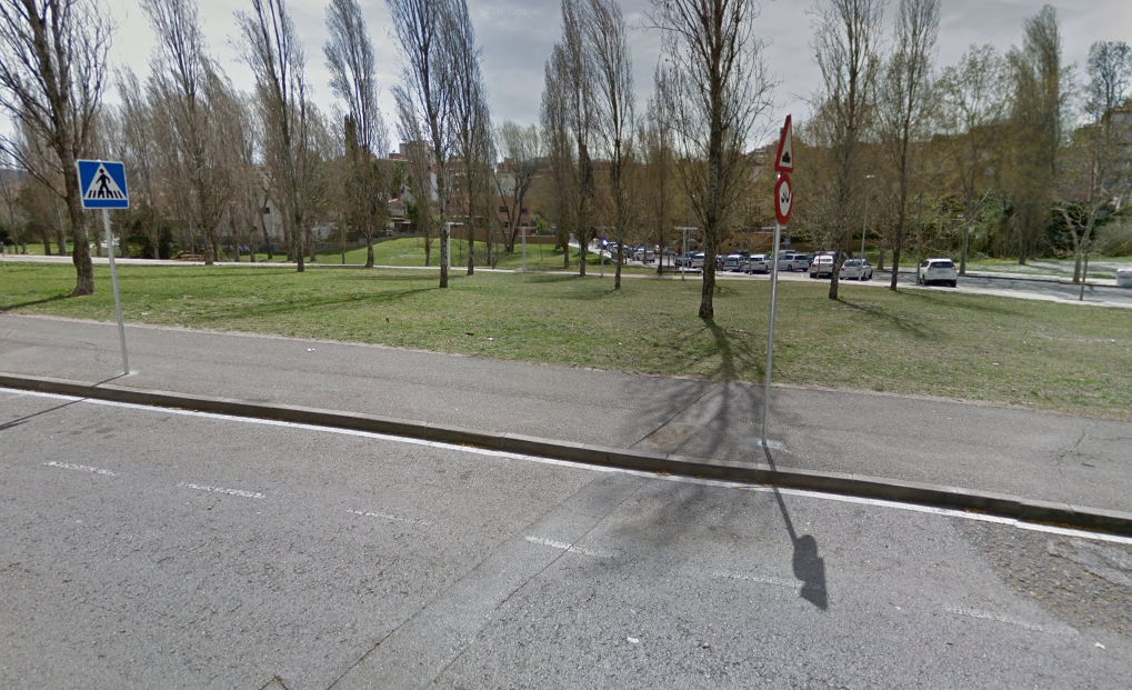 Aquest espai de davant del camp de futbol Jaume Tubau portar&agrave; el nom de Jardins del SantCu FOTO: Google Maps