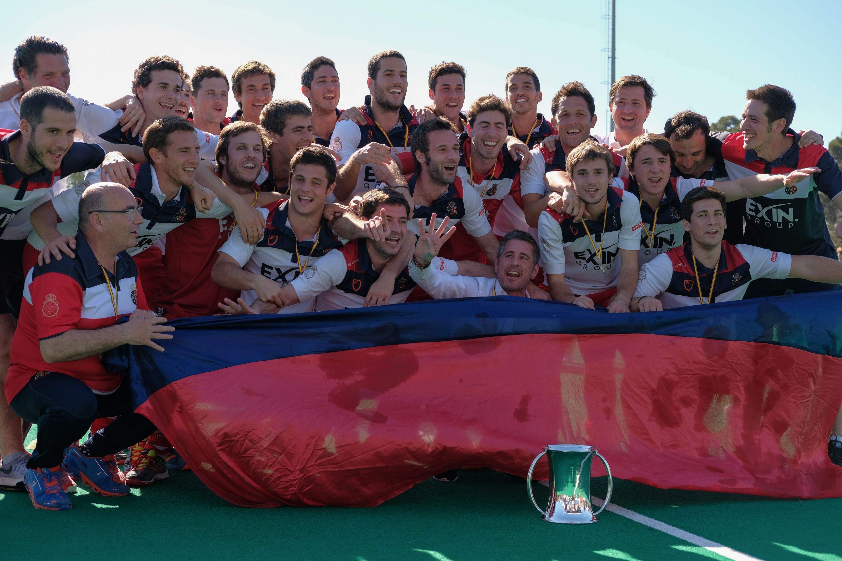 L'RC Polo, després de rebre el trofeu de campió de la Copa del Rei. FOTO: Àle Gómez L'RC Polo, després de rebre el trofeu de campió de la Copa del Rei. FOTO: Àle Gómez