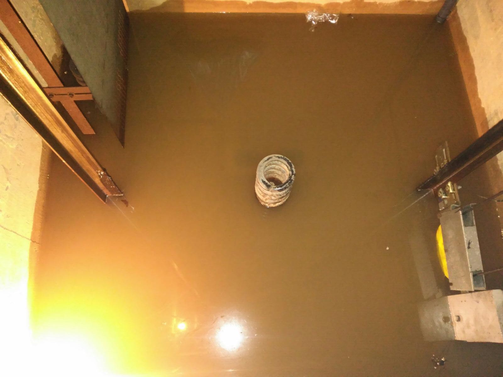 Aigua acumulada al forat d'un ascensor al carrer Vallseca FOTO: Cedida Aigua acumulada al forat d'un ascensor al carrer Vallseca FOTO: Cedida