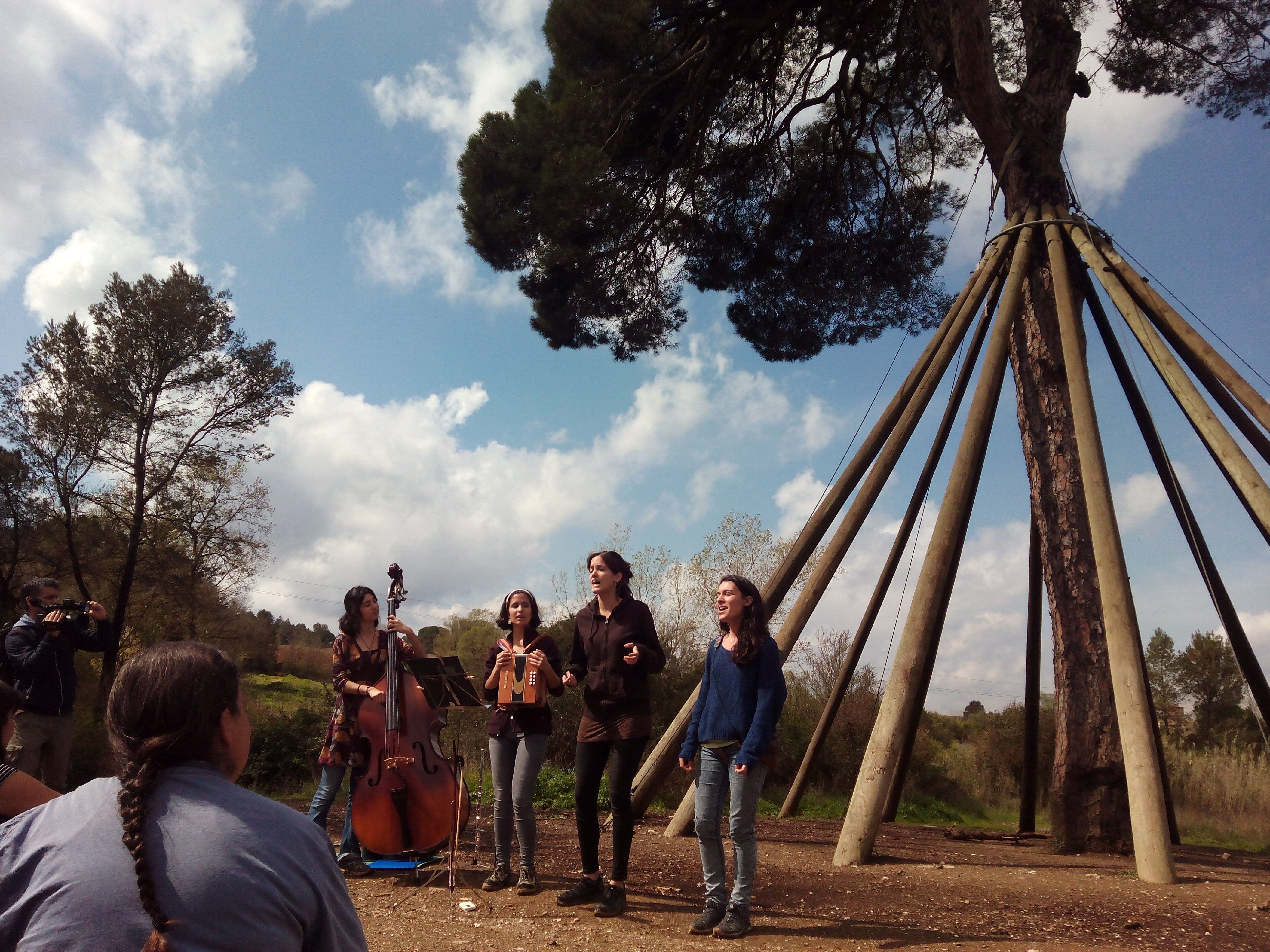 'Les Pasquines' han ofert un concert davant l'emblemàtic arbre de Sant Cugat FOTO: Lluís Bassa 