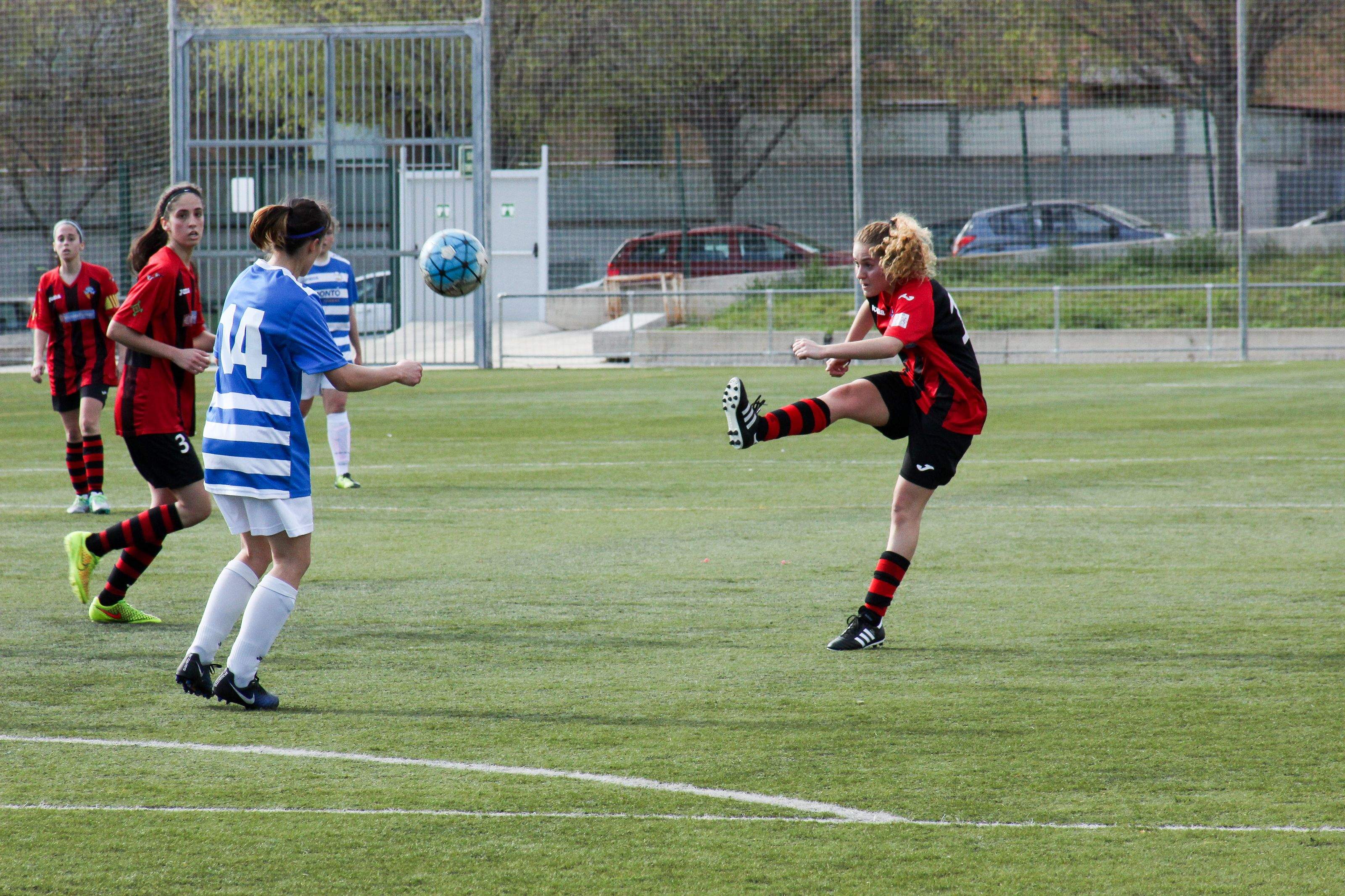 Andrea, en una acció del partit entre el Sant Cugat Esport FC A i el Suburense CF. FOTO: Ale Gómez